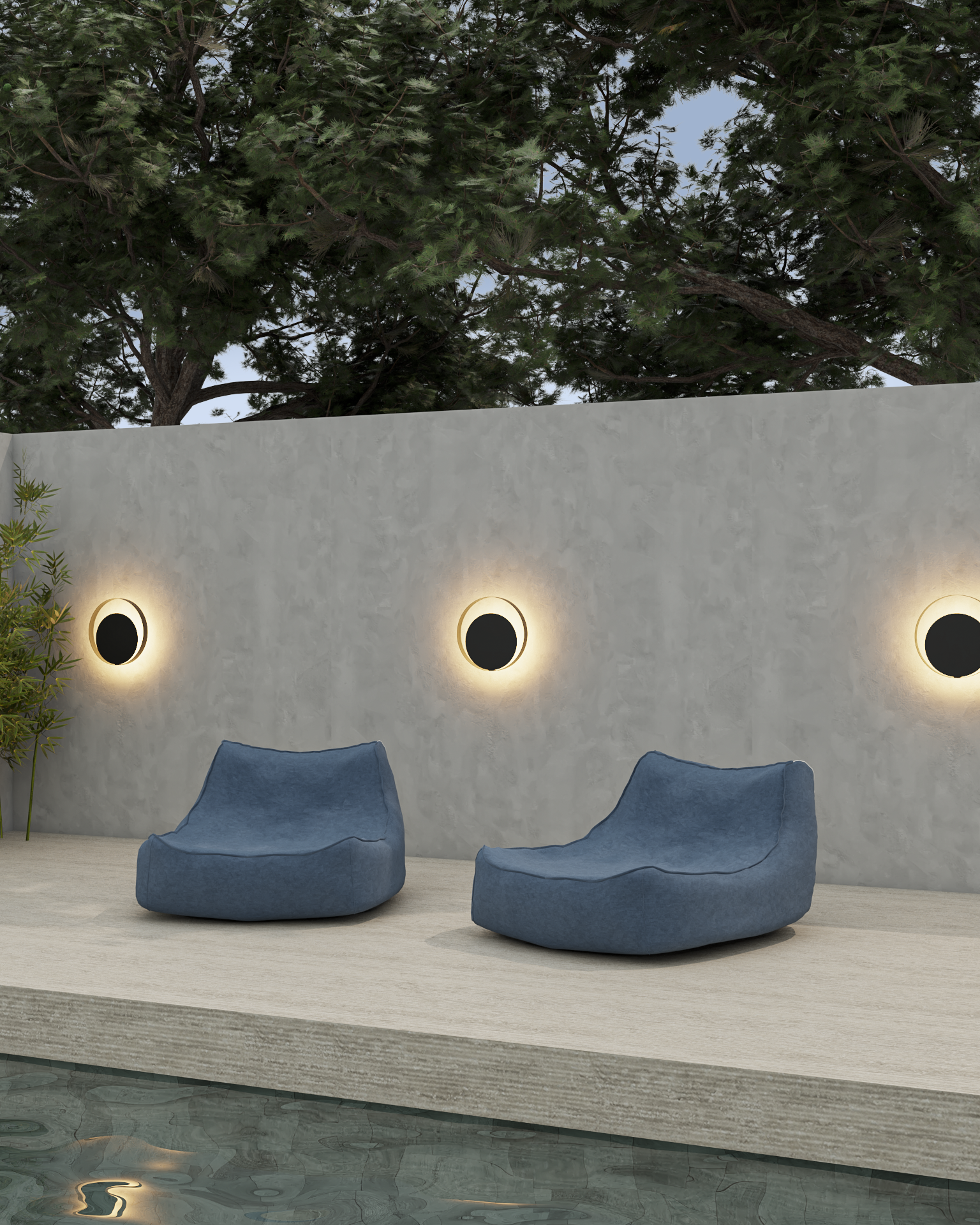 Luminária de parede resistente à água modelo Eclipse Ø40cm instalada em área externa com parede cinza, poltrona azul e plantas decorativas.